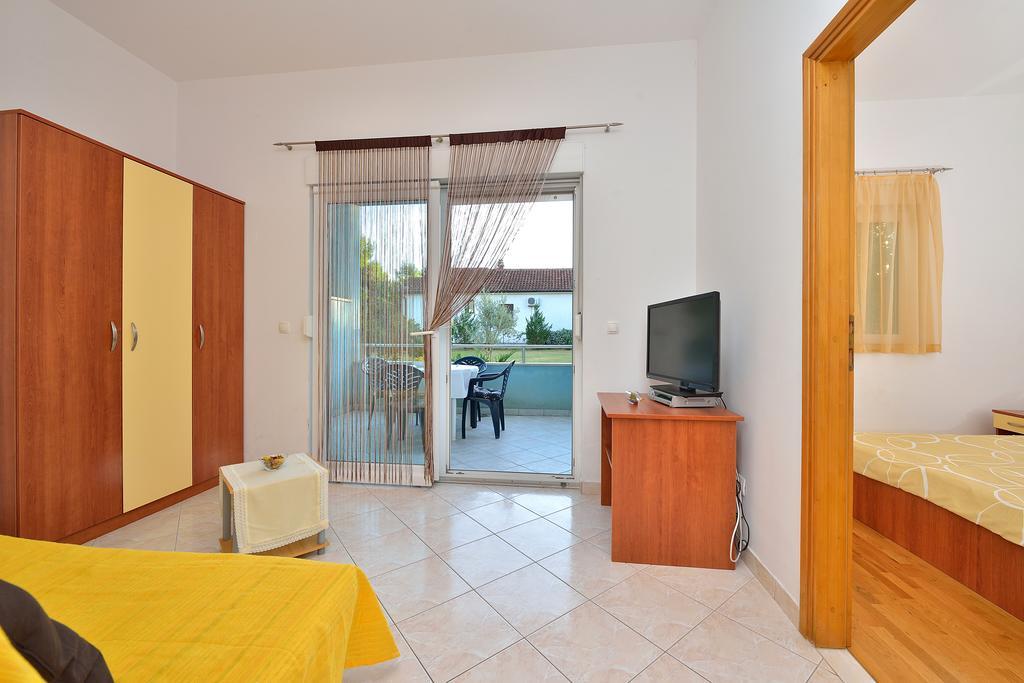 Sara Apartments Petrcane Pokoj fotografie